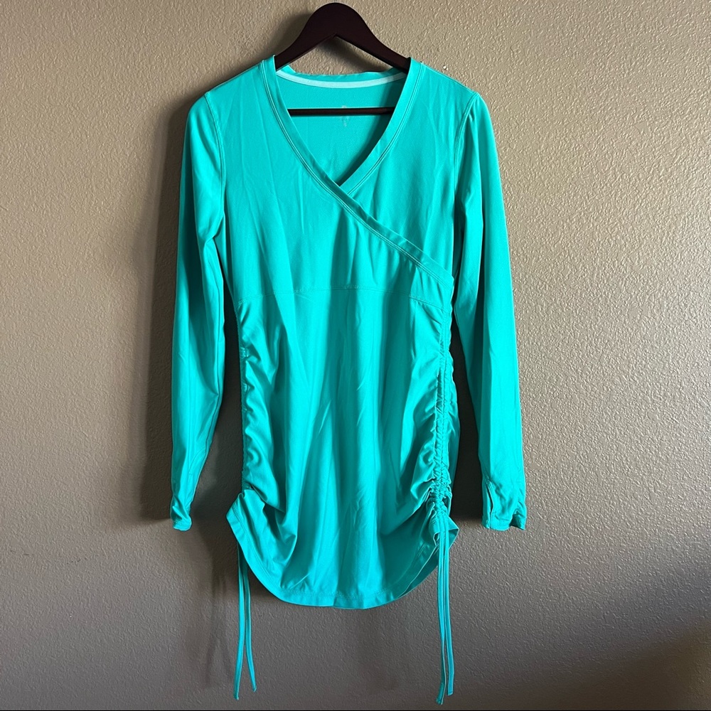 Athleta Athleisure Top Cinched Sides and Thumb Holes Size Small